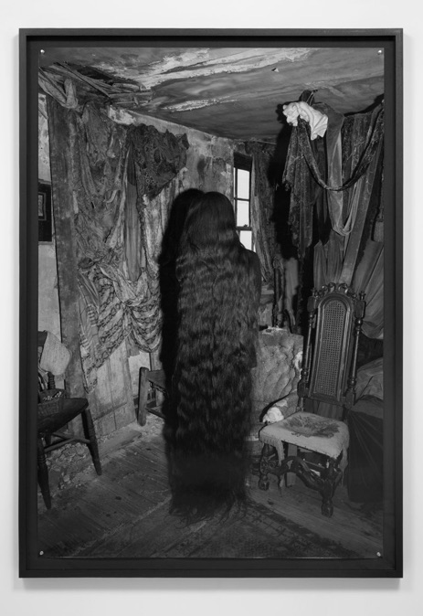 Photographie noir-blanc d'une femme avec de très longs cheveux