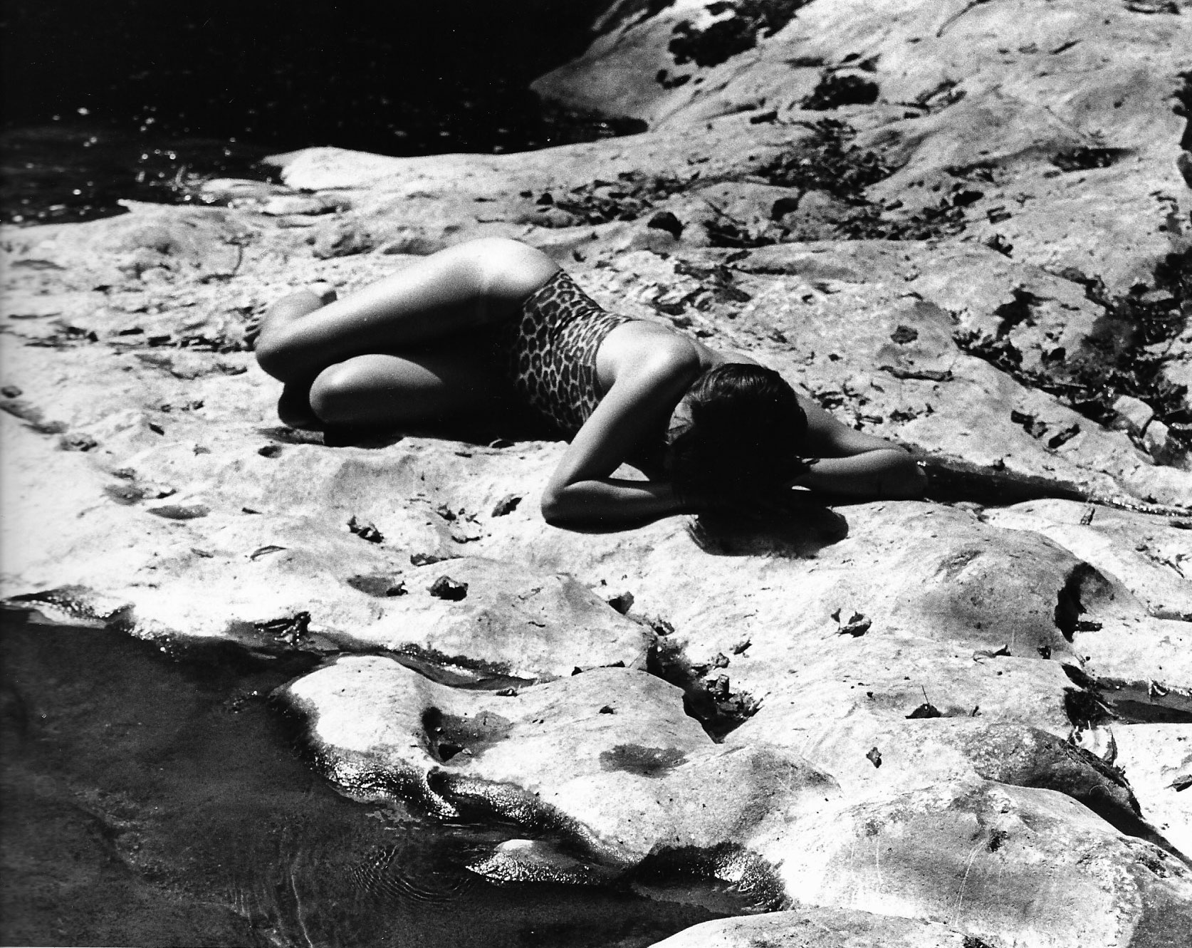 Photographie noir-blanc d'une femme en maillot de bain léopard
