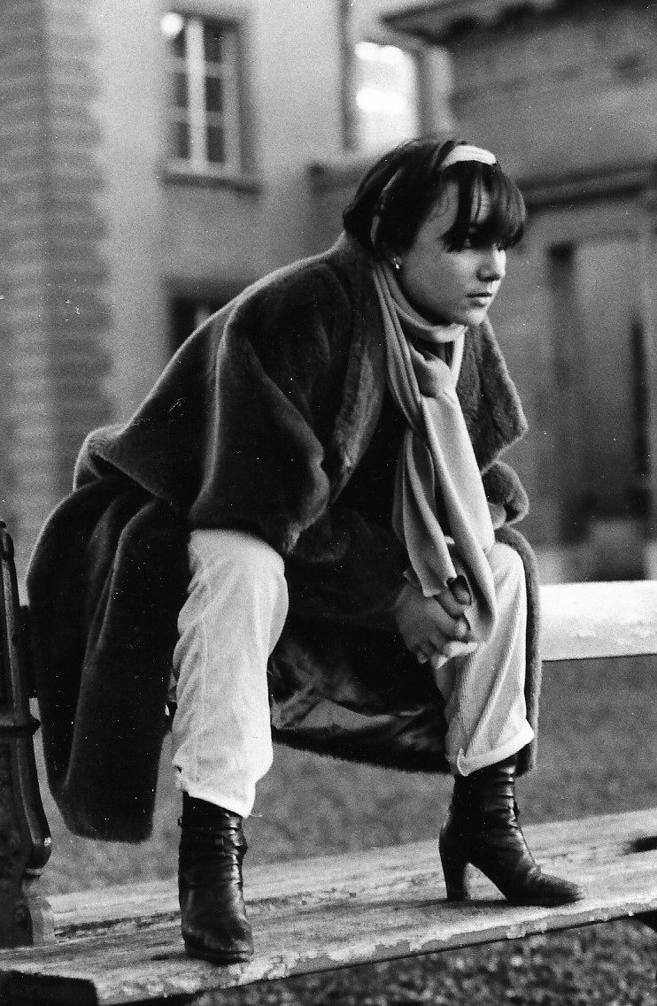 Photographie noir-blanc d'une jeune fille dans le quartier de la Cité, à Lausanne